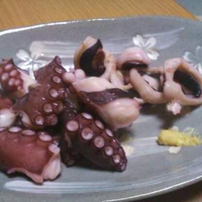 生蛸を頂いたので。贅沢ですね～
あらかじめ醤油を入れておくことでイイ塩梅になりますね。後で付けて食べるより断然蛸の風味が生きて美味です！